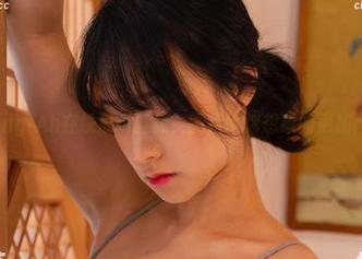 Myung Ah在线展示丝袜，图片比你想象的更加耐看。
